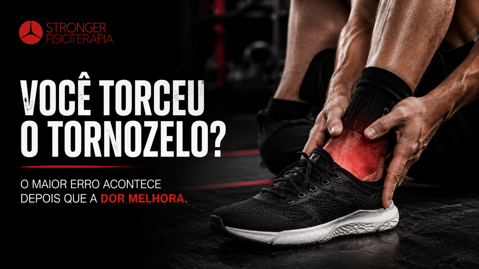 Atleta segurando o tornozelo após uma entorse durante a prática esportiva